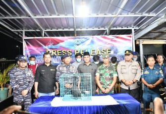 Danlanal Banjarmasin saat pers conference penyelundupan satwa dilindungi