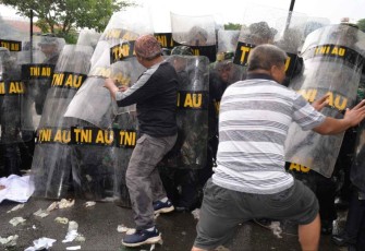 Latihan penanganan huru hara di lanud Iswahjudi 