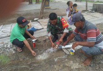 Perbaiki saluran air bersama warga binaan