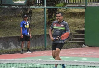 Danrem 121/Abw Brigjen TNI Pribadi Jatmiko saat olahraga tenis lapangan