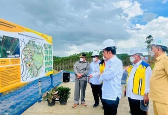 Presiden Joko Widodo meninjau progres pembangunan di IKN Kabupaten Penajam Paser Utara, Selasa (25/10)