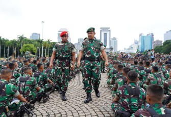 Pangkostrad Letjen TNI Maruli Simanjuntak saat inspeksi pasukan