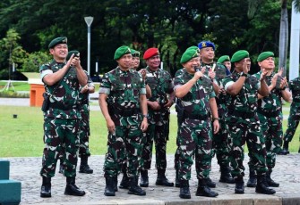 Kasad Jenderal TNI Dudung Abdurachman memberikan arahan dalam apel Kesiapsiagaan TNI AD 