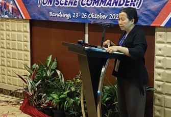 Een Nuraini Saidah saat memberikan sambutan pelatihan personil penanggulangan pencemaran di Bandung 