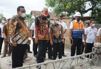 Gubernur Jawa Tengah Ganjar Pranowo didampingi Bupati Blora Arief Rohman dan dinas terkait melakukan sidak Jalan Mulyorejo-Ngloram, kecamatan Cepu kabupaten Blora.
