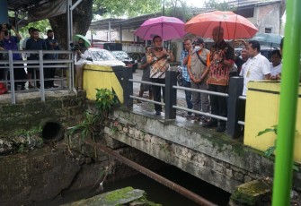 Gubernur Jawa Tengah Ganjar Pranowo dan Bupati Blora Arief Rohman melihat sungai Tuk Buntung Cepu yang menjadi salah satu penyebab banjir di Cepu.