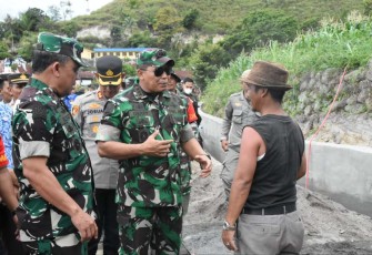 Danrem 023/KS Kol Inf Dodi Triwinarto saat berdialog bersama masyarakat di lokasi TMMD Ke-115 Kodim 0210/TU