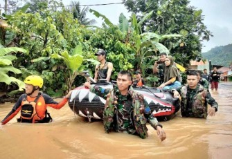 Evakuasi warga terjebak banjir di Pesawaran Lampung