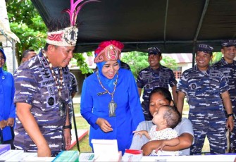 Pangkoarmada III Laksamana Muda TNI Irvansyah saat bakti sosial kesehatan di distrik Sausapor