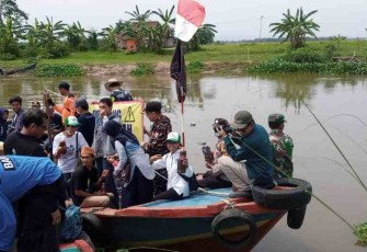 Aksi pemuda peduli lingkungan sungai  