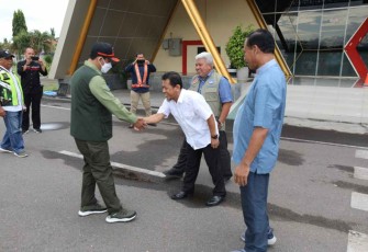 Kepala BNPB Letjen TNI Suharyanto (kemeja hijau dengan rompi) disambut oleh Sekretaris Daerah Kabupaten Sumbawa Hasan Basri (kemeja putih) dan perwakilan Pemerintah Kabupaten Sumbawa saat tiba di Kabupaten Sumbawa, Nusa Tenggara Barat, Jumat (28/10) sore.