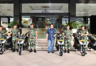 Pangkostrad Letjen TNI Maruli Simanjuntak saat menerima Motor Listrik Bike Smart Elektrik