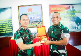 Danpusdikpal Puspalad Kolonel Cpl Octovianus Oskar Engelberth saat menerima cenderamata di Lemasmil II Poncol Cimahi Jabat