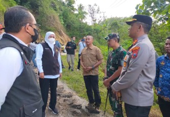 Dandim 0801/Pacitan Letkol Kav Ibnu Khazim saat mendampingi Gubernur Jatim tinjau lokasi bencana alam