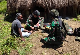 Pelayanan kesehatan Satgas  kepada masyarakat pedalaman Papua
