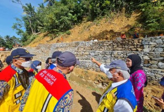 Menteri Basuki saat meninjau longsor di Sitinjau Laulik