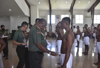 Kasdam Kasuari Brigjen TNI Yusuf Ragainaga saat cek catam otsus reguler  