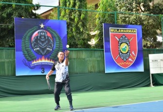 Danrem 091/ASN Brigjen TNI Dendi Suryadi unjuk kebolehan dalam ajang turnamen tenis lapangan