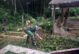 Bersihkan pemakaman umum di perbatasan 