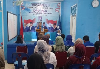 Pembukaan Workshop Pendidikan Politik menuju Saksi Cerdas oleh Wakil Ketua III DPD PAN Kota Padang Panjang Drs. Deswandi, M.Kes, Dt Mangkuto Sati mewakili Ketua DPD PAN.