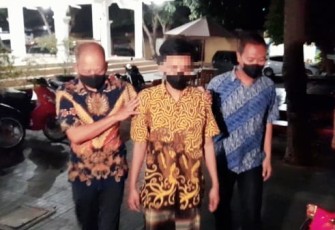 Tersangka pencabulan saat diamankan Satreskrim Polres Tuban