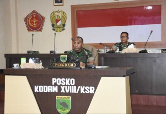 Pangdam Kasuari Mayjen TNI Gabriel Lema saat vidcon bersama Kasad
