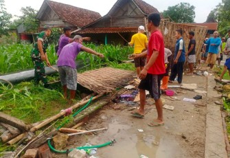 Berjibaku bantu bersihkan material rumah 