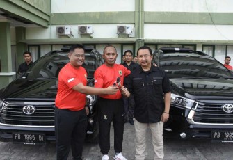 Pangdam Kasuari Mayjen TNI Gabriel Lema saat menyerahkan Randis jajaran Kodam
