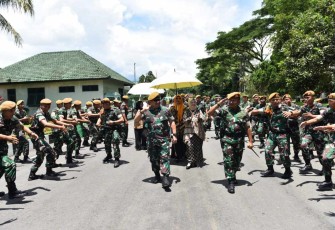 Danpussenarmed Mayjen TNI Yudhy Chandra Jaya saat mengunjungi Yonarmed 11 Kostrad 
