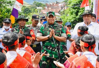 Danrem 023/KS Kol Inf Dodi Triwinarto saat menutup TMMD Ke 115 di desa Hasinggahan