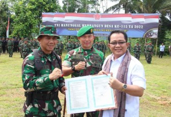 Danrem 062/Tn Kolonel Inf Asep Sukarna saat menyaksikan serah terima hasil pelaksanaan TMMD 