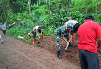 Bersihkan material longsor di jalan