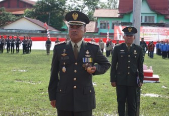 Dandim 1206/PSB Letkol Inf Sri Widodo saat pimpin upacara hari Pahlawan 