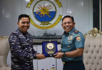 Pangkoarmada III Laksamana Muda TNI Irvansyah saat menerima cenderamata 