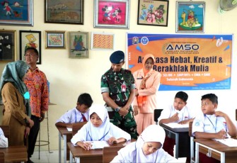 Danlanud Sutan Sjahrir Kol Nav Saeful Rakhmat bersama Ketua Yasarini Ny Cicik Saeful Rakhmat meninjau pelaksanaan AMSO 2022 di SMP Angkasanya Lanud Sutan Sjahrir 