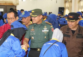 Dandim 1001/HSU-BLG Letkol Inf Dhuwi Hendradjaja saat melepas Kontingen Perpaprov Ke lV 