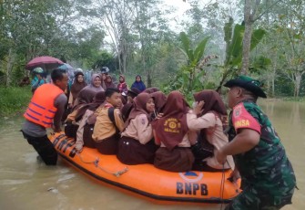 Bahu membahu bantu evakuasi warga terdampak banjir