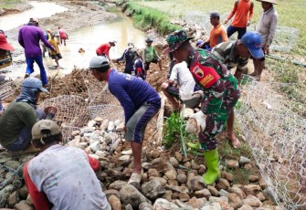 Gotong-royong perbaiki tanggul bersama warga 