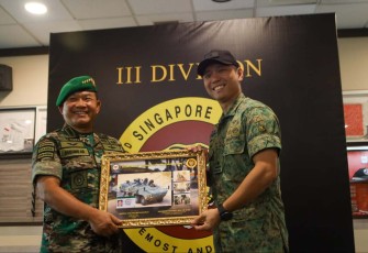 Kasad Jenderal TNI Dudung Abdurachman saat menerima kualifikasi militer dari AD Singapura 