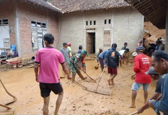 Bantu warga bersihkan material longsor 
