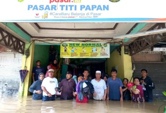 Dirut PUD Pasar Suwarno bersama pedagang pasar Titi Papan