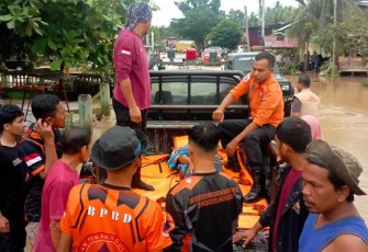 Tim BPBD Kabupaten Bireuen mengevakuasi korban banjir yang terjadi di Kecamatan Makmur, Kabupaten Bireun, Provinsi Aceh, Sabtu (19/11)