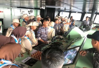 Edukasi Pramuka Saka Bahari Berkeliling KRI Teluk Palu