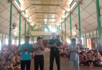 Kasdim 1206/PSB Mayor Inf Supriyono bersama Pelajar SMA Karya Budi Putussibau