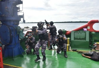 Prajurit Koarmada III saat latihan pengamanan objek vital nasional 