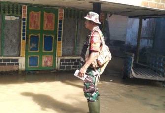 Sertu Arjani saat mendistribusikan paket sembako warga terdampak banjir
