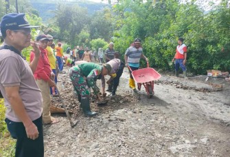 Gotong-royong perbaiki jalan yang rusak di desa binaan