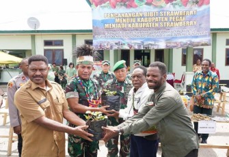 Pangdam Kasuari Mayjen TNI Gabriel Lema saat mendorong kabupaten Pegaf sentra Strawberry 