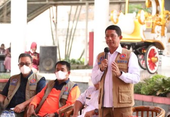 Kepala BNPB Letjen TNI Suharyanto (kemeja putih dengan rompi cokelat) memimpin rapat koordinasi penanganan bencana gempa bumi di Kantor Bupati Cianjur, Jawa Barat, Rabu (23/11)