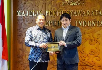 Ketua MPR RI Bambang Soesatyo menerima cenderamata dari Prince Abdul Qawi Brunai Darussalam di Jakarta 